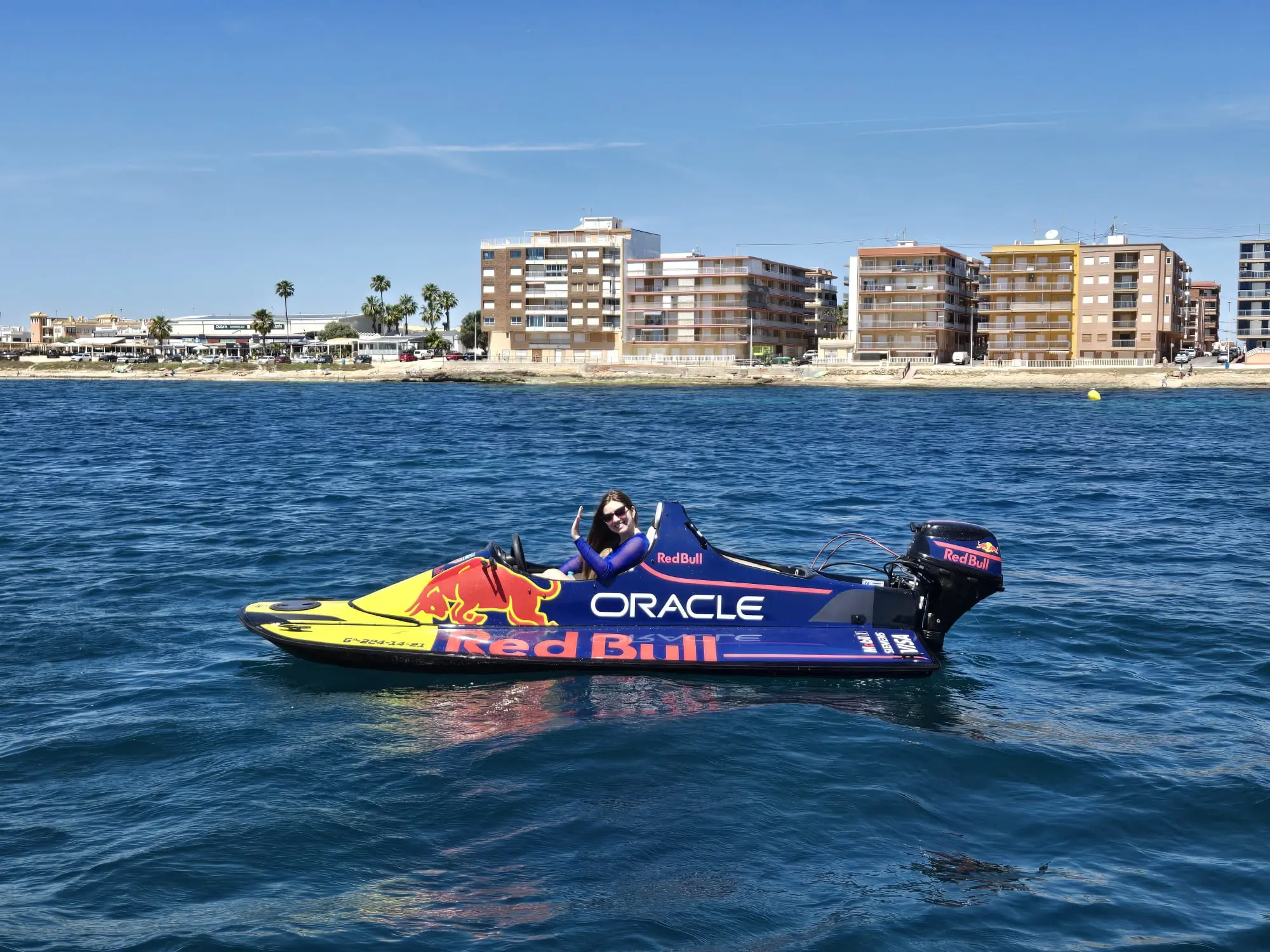 Sleek aerodynamic design of the license-free race boat